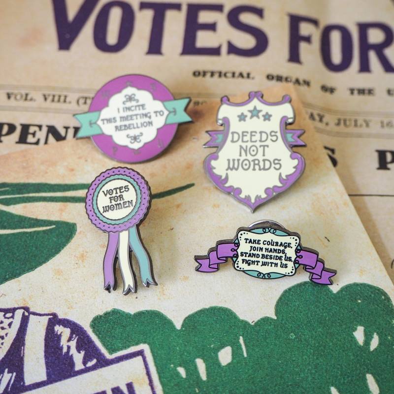 Votes For Women Emaille Pin Set - Feminismus Anstecknadeln Girlpower Suffragetten Buchliebhaber Geschenk von LiteraryEmporium