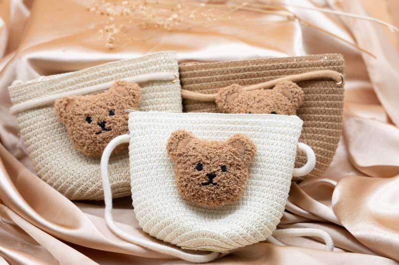 Hängetasche Mit Bär Aus Rattan - Umhängetasche Kindertasche Kinder Accessoires Bärenkopf Verstellbar von LittleAConcept