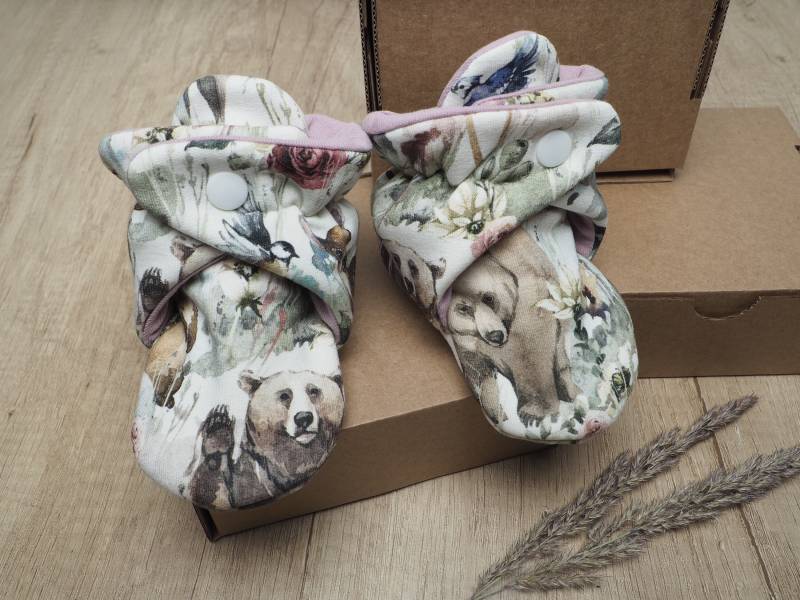 Tier Print Baby Booties Neugeborene Geschenk Babyparty Stay On Tiermotiv Kleinkind Schuhe von LittleAlmaStore