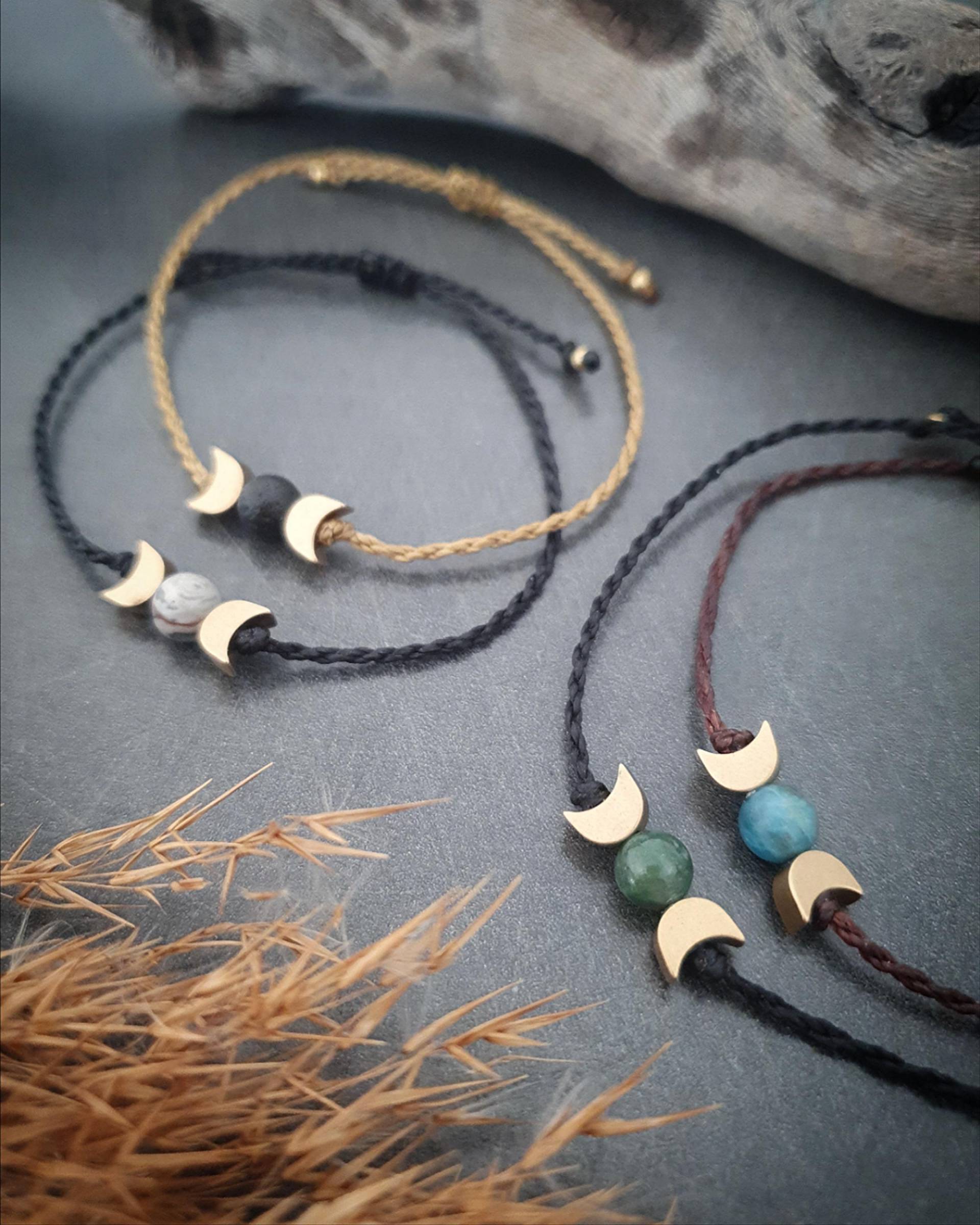 Mondphasen Armband Gold // Mond & Halbedelsteinperle Personalisiert Wunschfarbe Messing Mondphasen Armband Gold // Mond & Halbedelsteinperle Personalisiert Wunschfarbe Messing von LittleArtifactsArt