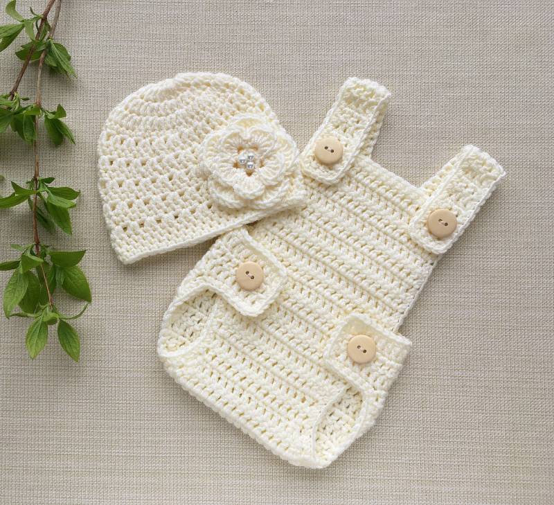 Neugeborenes Mädchen Kommt Nach Hause Outfit, Creme Baby Strampler Und Mütze Mit Blume 0-3 Monate Kleidung Für Bilder, Fotografie Outfit von LittleBabyProps