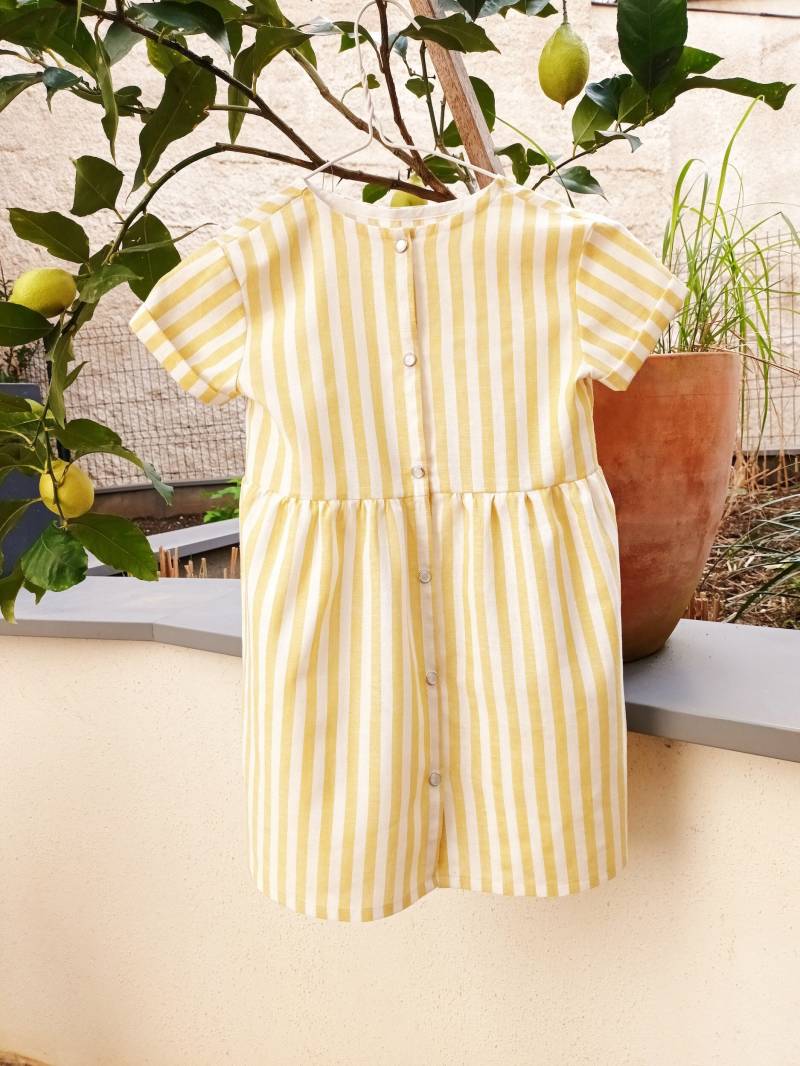 Sommerkleid Für Mädchen Mit Kurzen Ärmeln, Gestreift in Gelb Und Milchweiß, Perlmuttfarbenen Druckknöpfen Aus Leinen Baumwolle von LittleBalthazarParis