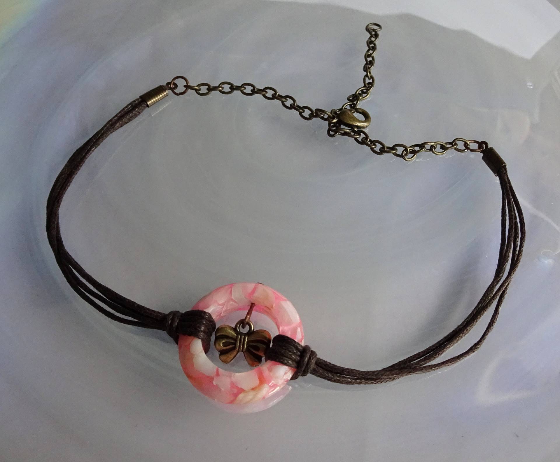 Perlmutt Geflochtener Halsband Mit Einem Bogen Perlmutt Geflochtener Halsband Mit Einem Bogen von LittleBanditCrafts