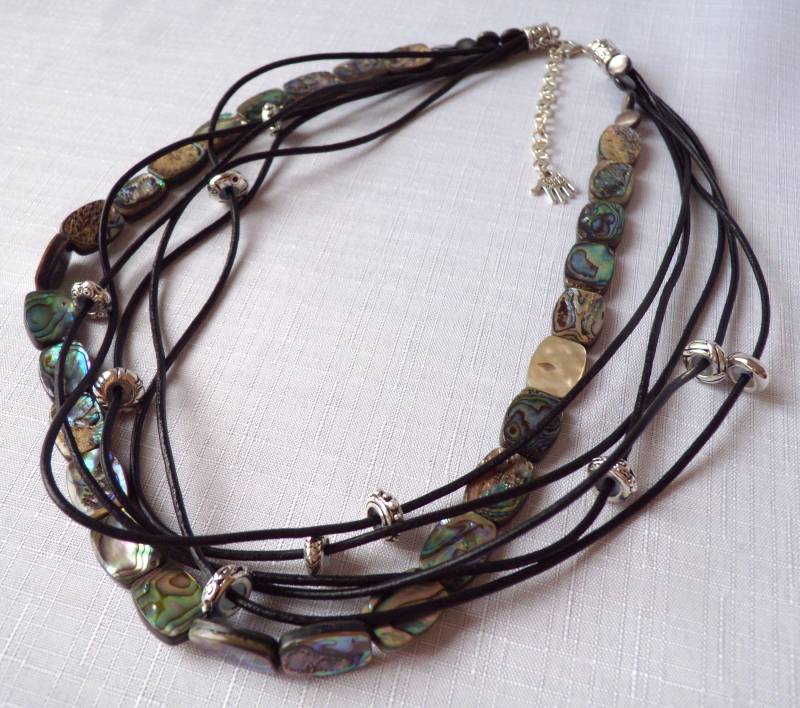Perlmutt Und Lederband Halskette Perlmutt Und Lederband Halskette von LittleBanditCrafts