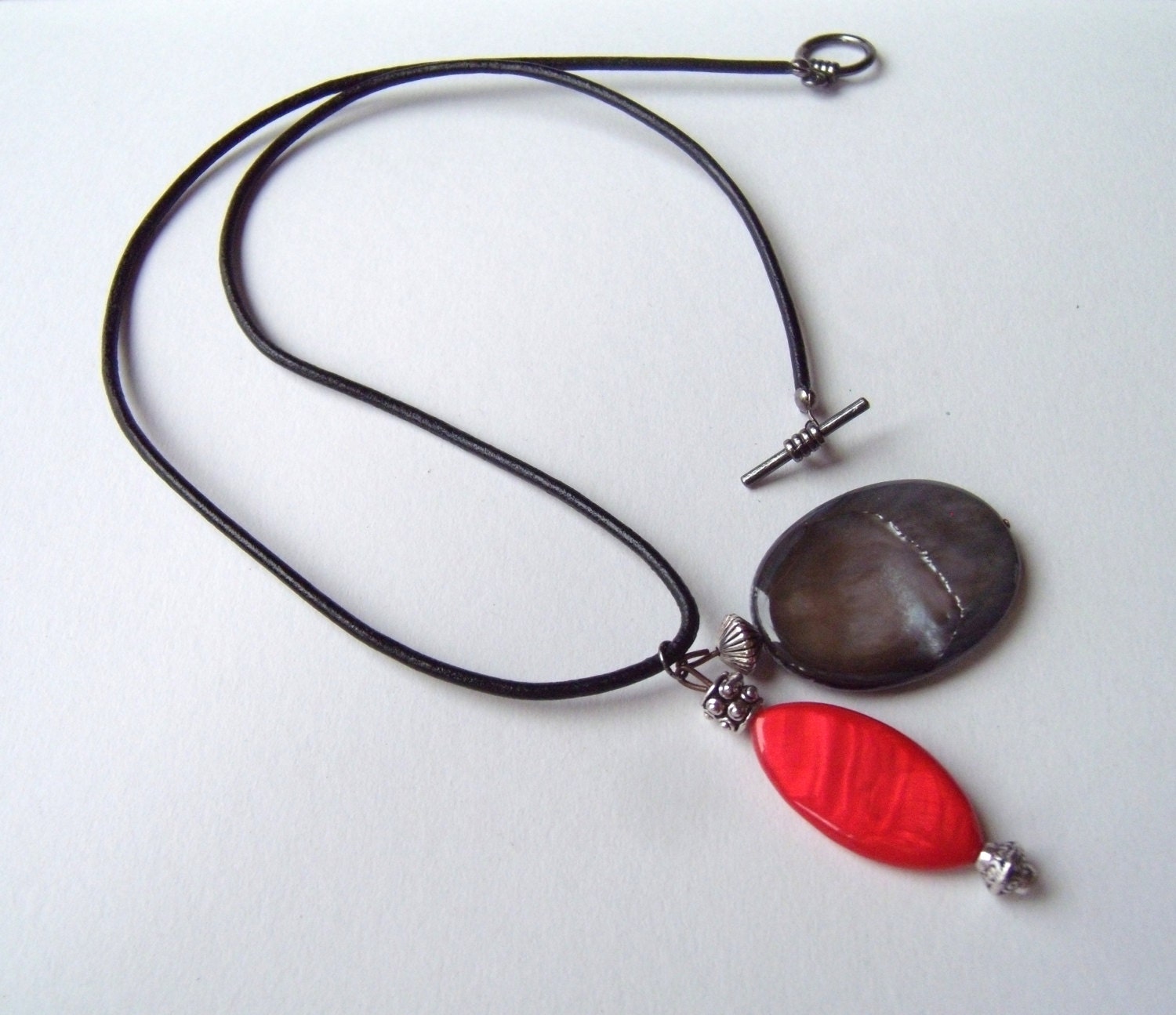 Perlmutt Zwei Teilige Anhänger Halskette Auf Einem Lederarmband Perlmutt Zwei Teilige Anhänger Halskette Auf Einem Lederarmband von LittleBanditCrafts