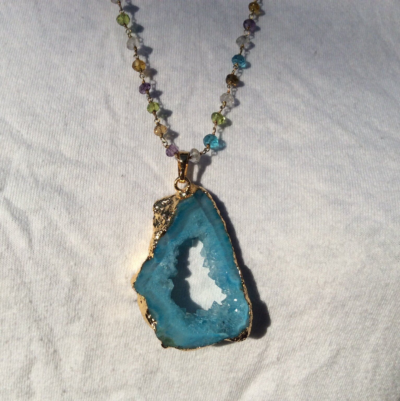 Gefärbtes Blau Druzy Und Multi Edelstein Vergoldeten Draht Gewickelt Kette Mit Karabinerverschluss Gefärbtes Blau Druzy Und Multi Edelstein Vergoldeten Draht Gewickelt Kette Mit Karabinerverschluss von LittleBareNecessitys