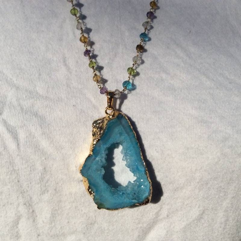Gefärbtes Blau Druzy Und Multi Edelstein Vergoldeten Draht Gewickelt Kette Mit Karabinerverschluss von LittleBareNecessitys