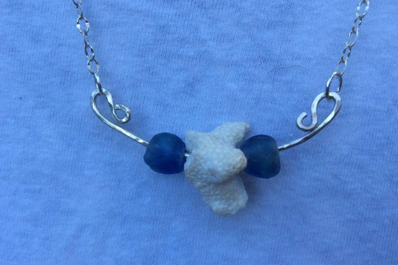 sterling Silber, Weiße Natürliche Korallen Und Meer Blaue Glas Halskette von LittleBareNecessitys