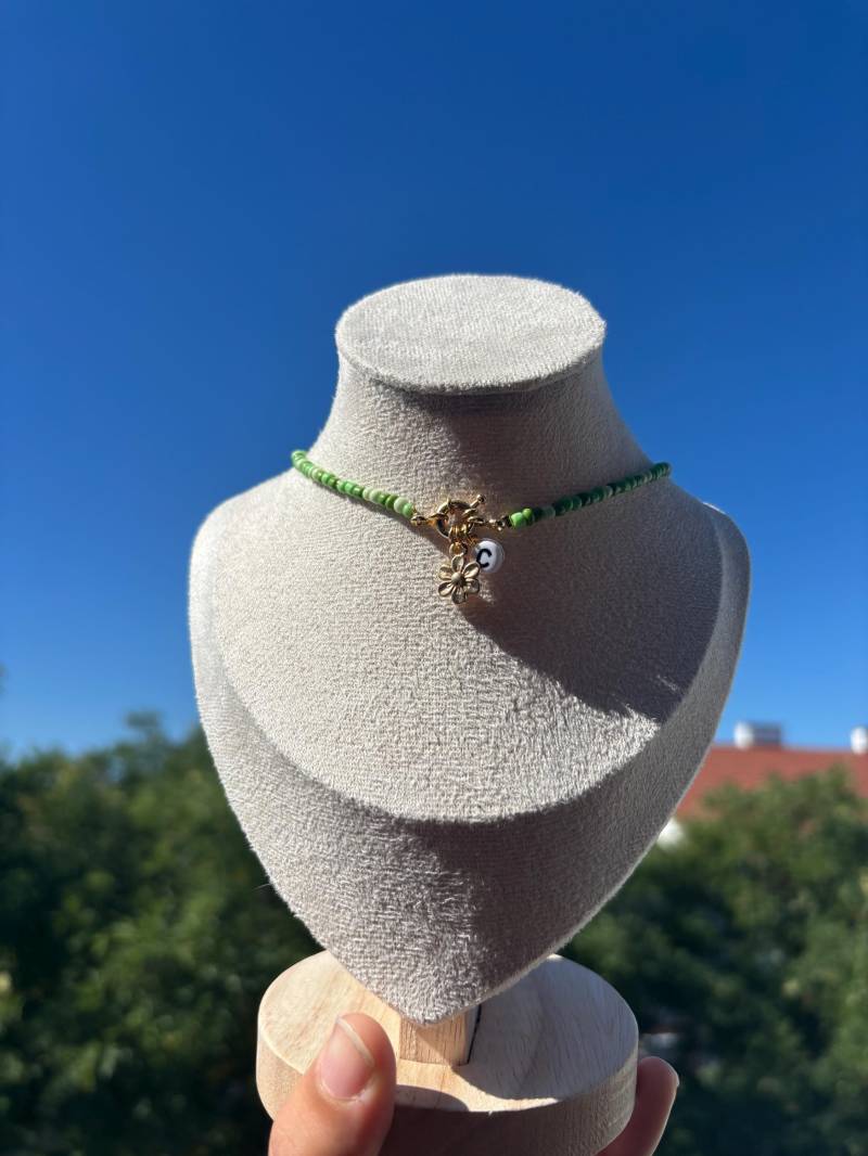 Handgemachte Perlenkette Mit Anhänger - Grün & Gold Handgemachte Perlenkette Mit Anhänger - Grün & Gold von LittleBeadsByElena