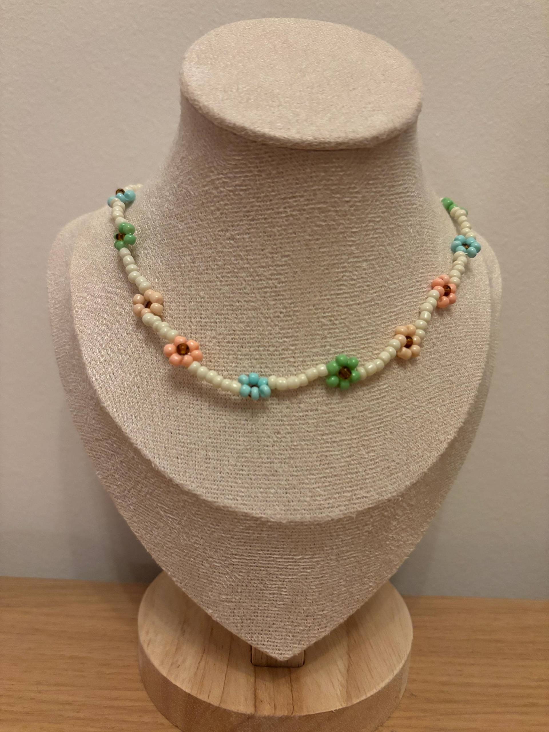 Perlenkette Mit Blumen in Pastellfarben Perlenkette Mit Blumen in Pastellfarben von LittleBeadsByElena