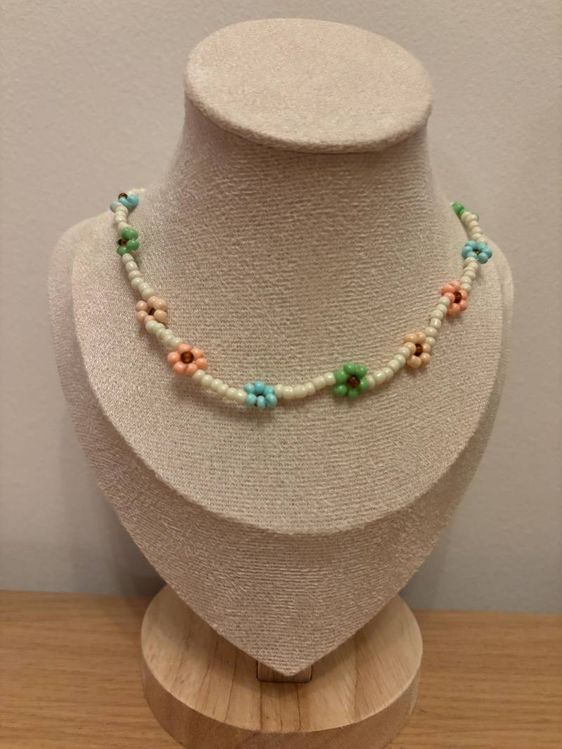 Perlenkette Mit Blumen in Pastellfarben Perlenkette Mit Blumen in Pastellfarben von LittleBeadsByElena