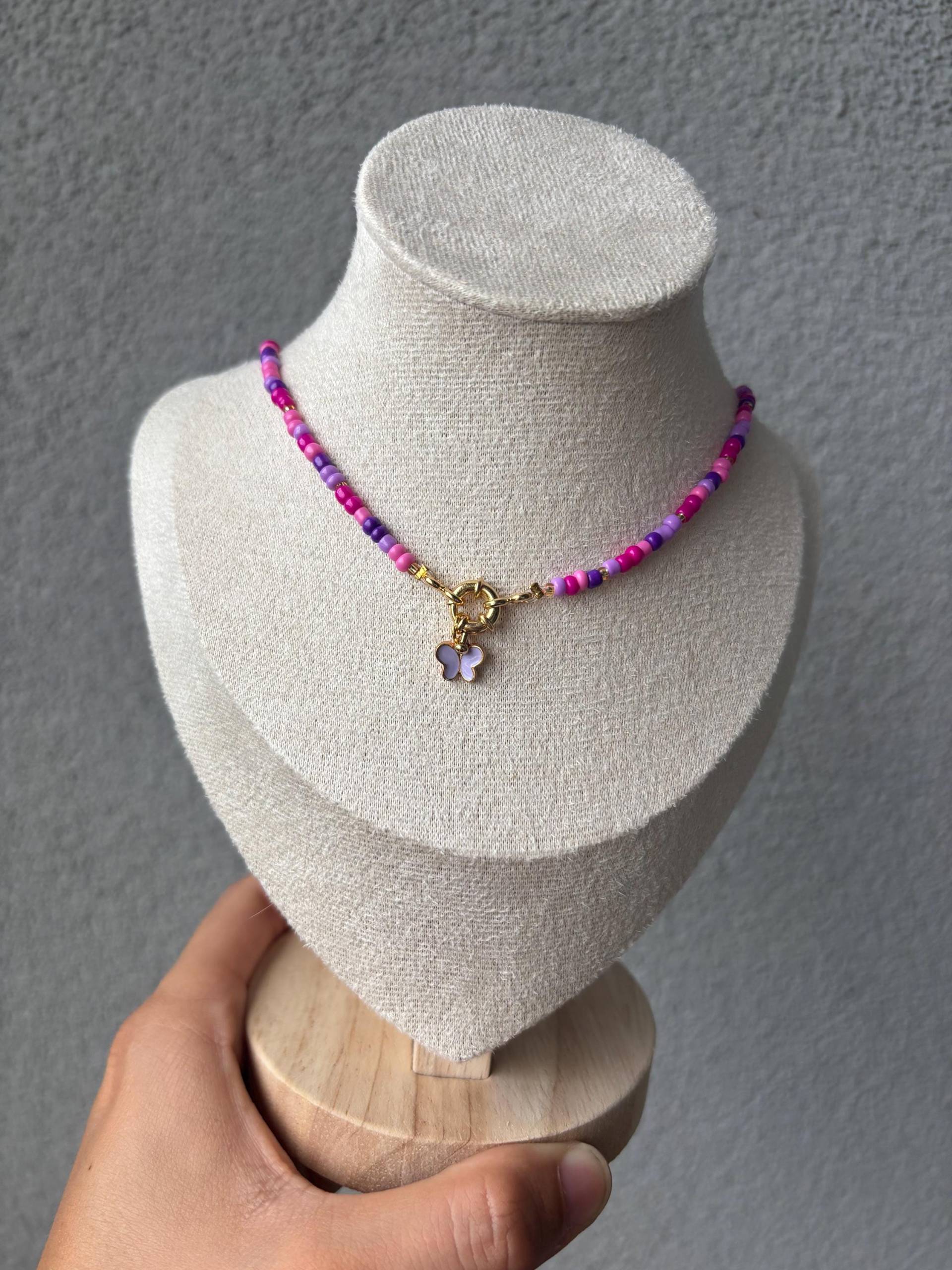 Pink-Violette Perlenkette Mit Schmetterlingsanhänger - Handgemacht Farbintensiv & Verspielt von LittleBeadsByElena