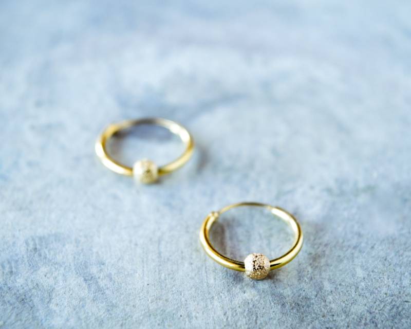 Gold Huggie Hoop Ohrringe Sterling Silber Perle Schläfer Ohrringe Gold Huggie Hoop Ohrringe Sterling Silber Perle Schläfer Ohrringe von LittleBeetleSpain