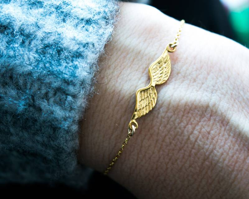 Zierliches Gold Engel Flügel Armband Zarter Trauer Schmuck Zierliches Gold Engel Flügel Armband Zarter Trauer Schmuck von LittleBeetleSpain