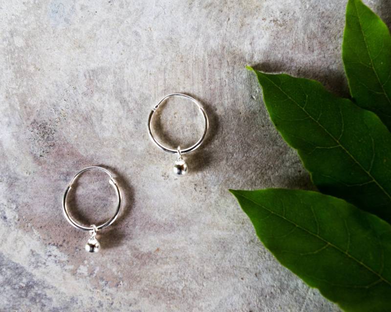 sterling Silber Creolen Klitzekleine Kugel Huggies | 15 Mm von LittleBeetleSpain