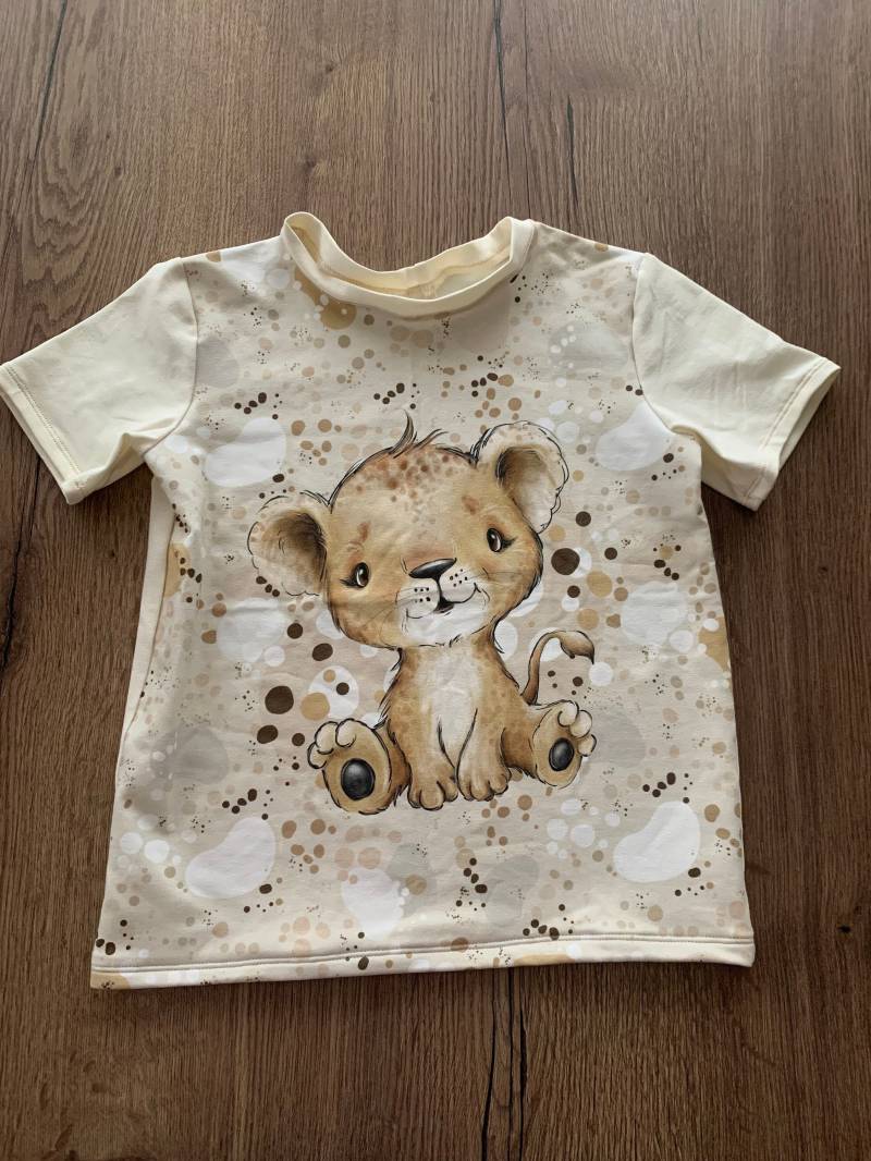 T-Shirt Süße Baby Löwe Größe 122 von LittleBepo