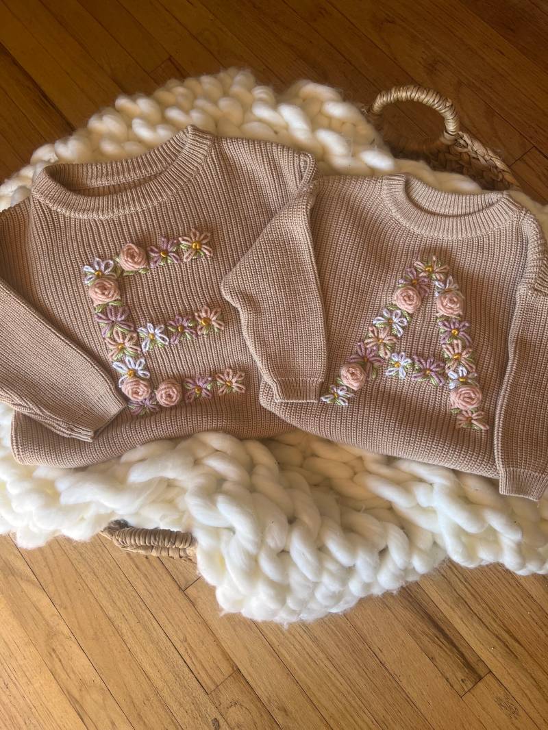 Gestickte Blume Initial Pullover | Personalisierte Babypullover Kleinkind Blumen Initiale Meilenstein Benutzerdefinierter Anfangsbuchstabe von LittleBerryAndCo