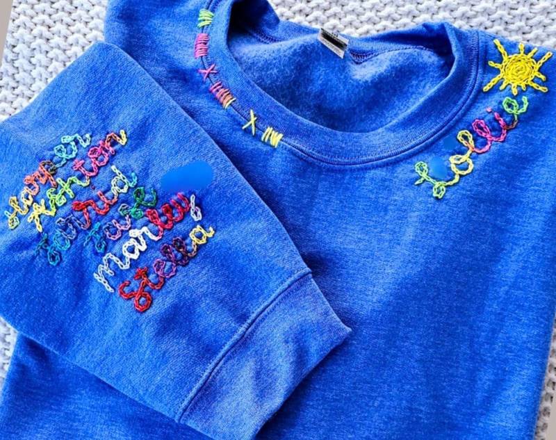 Benutzerdefinierte Hand Bestickt Mama Sweatshirt | Kettelstift Geschenk von LittleBigsStitchn