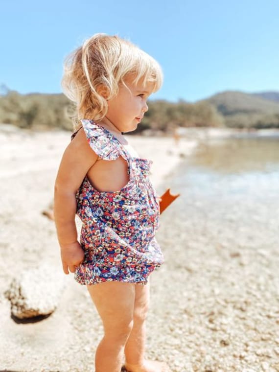 Baby Mädchen Sommer Strampler, Blau Und Rosa Blumen Boho Jumpsuit, Erster Geburtstag, Babyparty, Neugeborenes Baby, Sonne von LittleBirdCollective