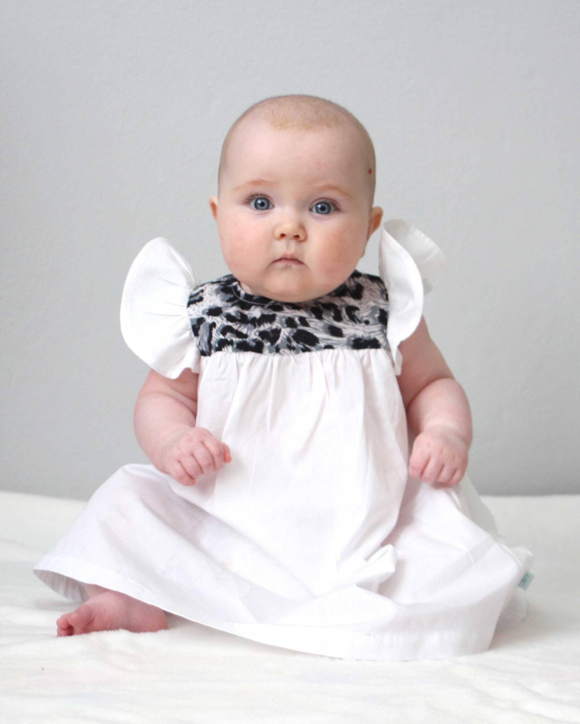 Baby Mädchen Weiß & Leopard Print Flatterkleid Boho Taufkleid von LittleBirdCollective