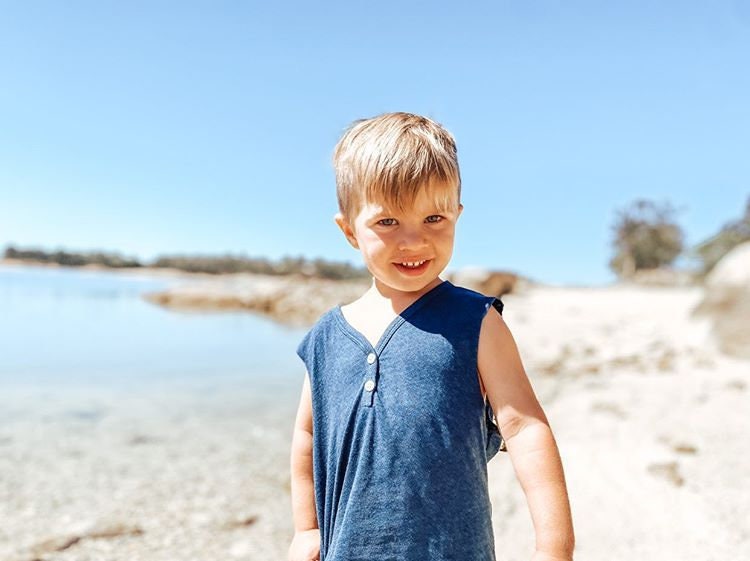 Handgesponnenes Blue Earth Elements Singlet Aus Einer Recycelten Baumwollmischung von LittleBirdCollective