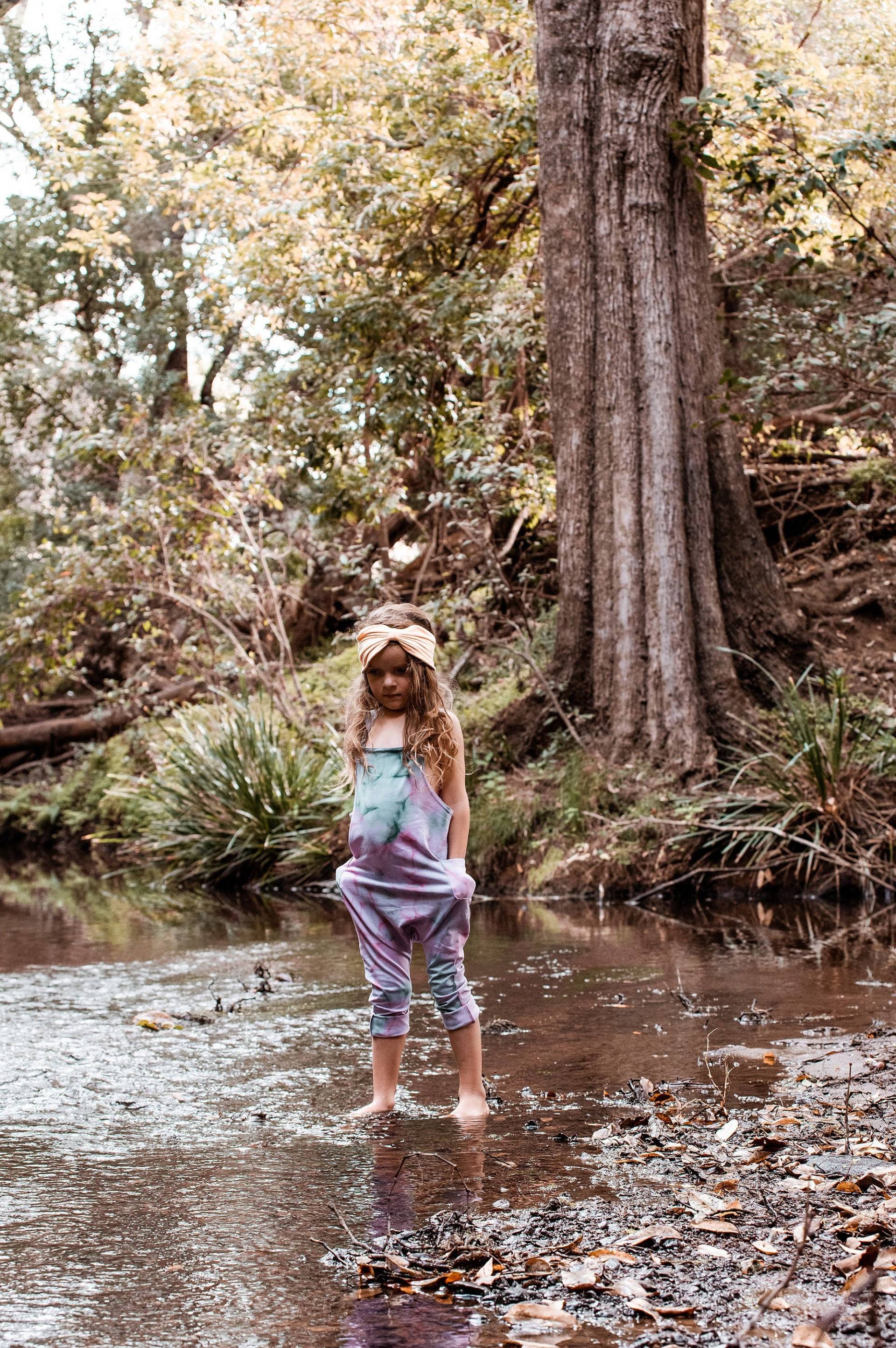 Handmade Altrosa Tie Dye Overall Mädchen Übergroßer Romper von LittleBirdCollective