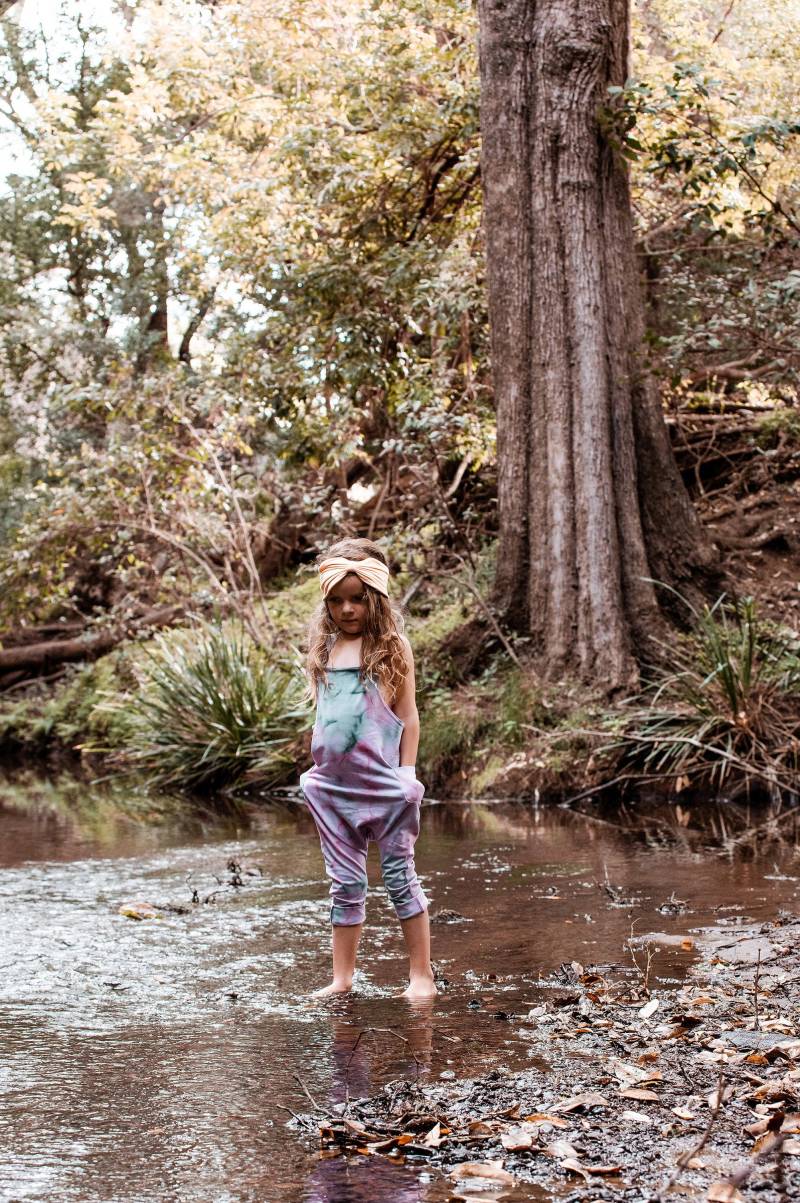 Handmade Altrosa Tie Dye Overall Mädchen Übergroßer Romper von LittleBirdCollective