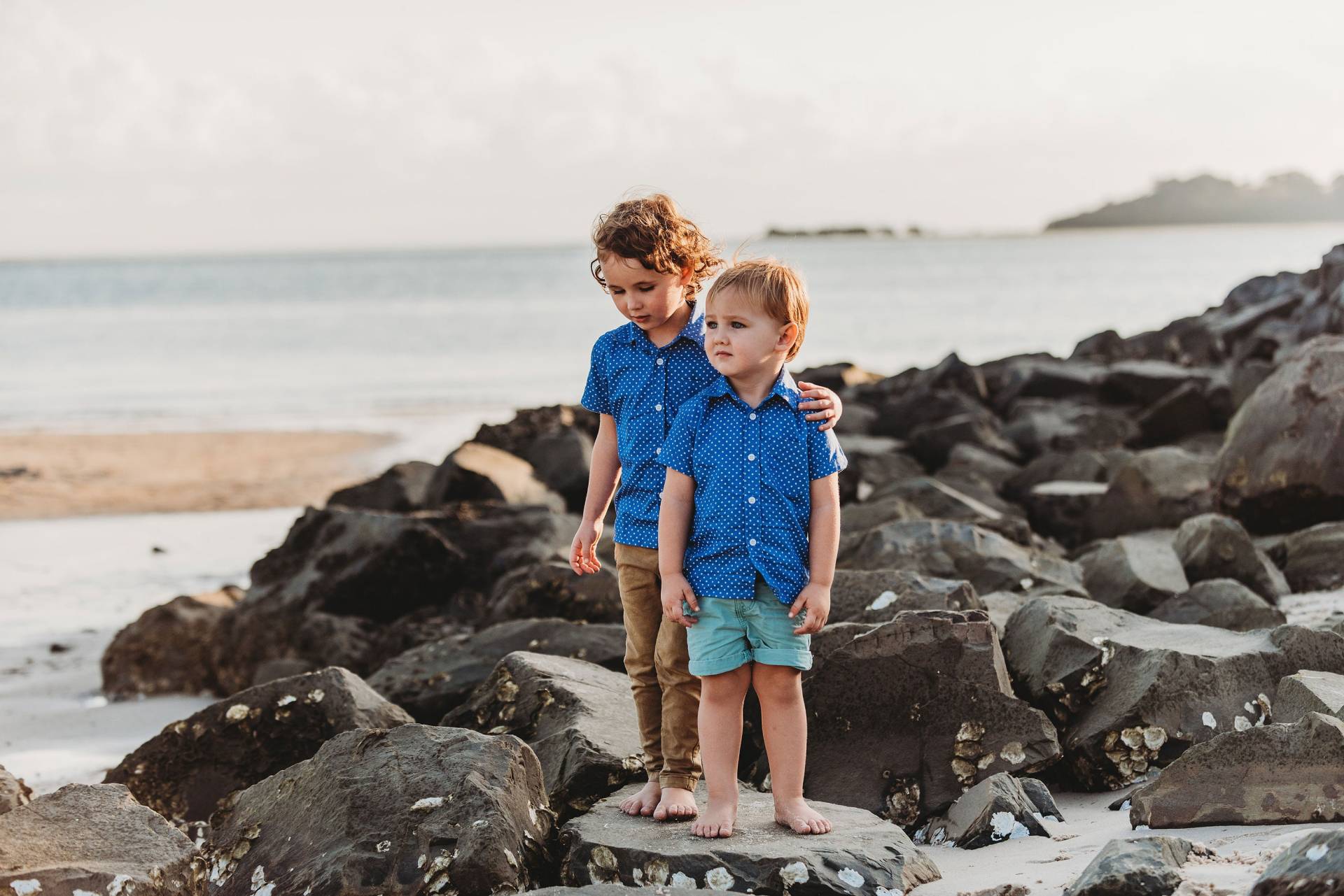 Jungen Blaues Hemd, Polka Dot Kleid Shirt, Jungen Weihnachten Outfit, Blauknopf-Up-Shirt, Dots von LittleBirdCollective