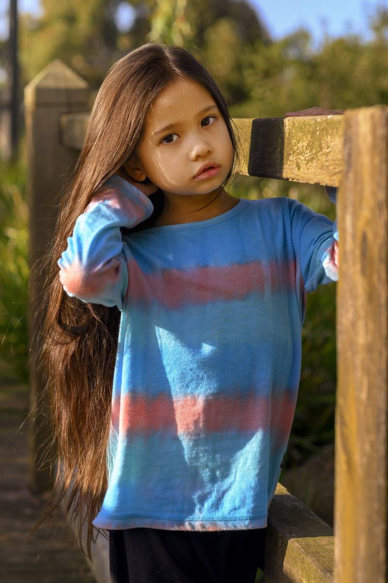 Recycled Cotton Tie Dye Langarm T-Shirt Unisex-Kinder-T-Shirt von LittleBirdCollective