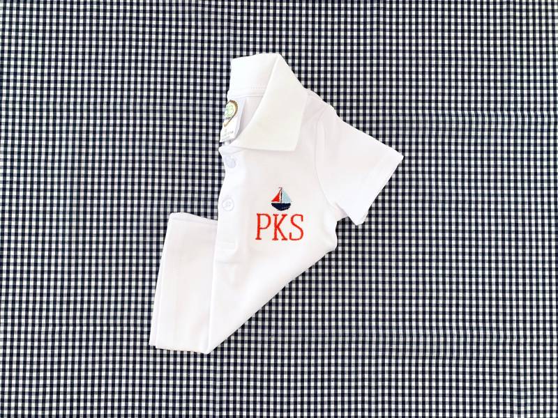 Segelboot-Kragen-Hemd Mit Monogramm, Kleiner Junge Polo-Shirt, Maritimes Kleinkind, Adrettes Outfit, Schulbilder, Strandfotos, Mini, Sommer-Shirt von LittleBirdMonograms