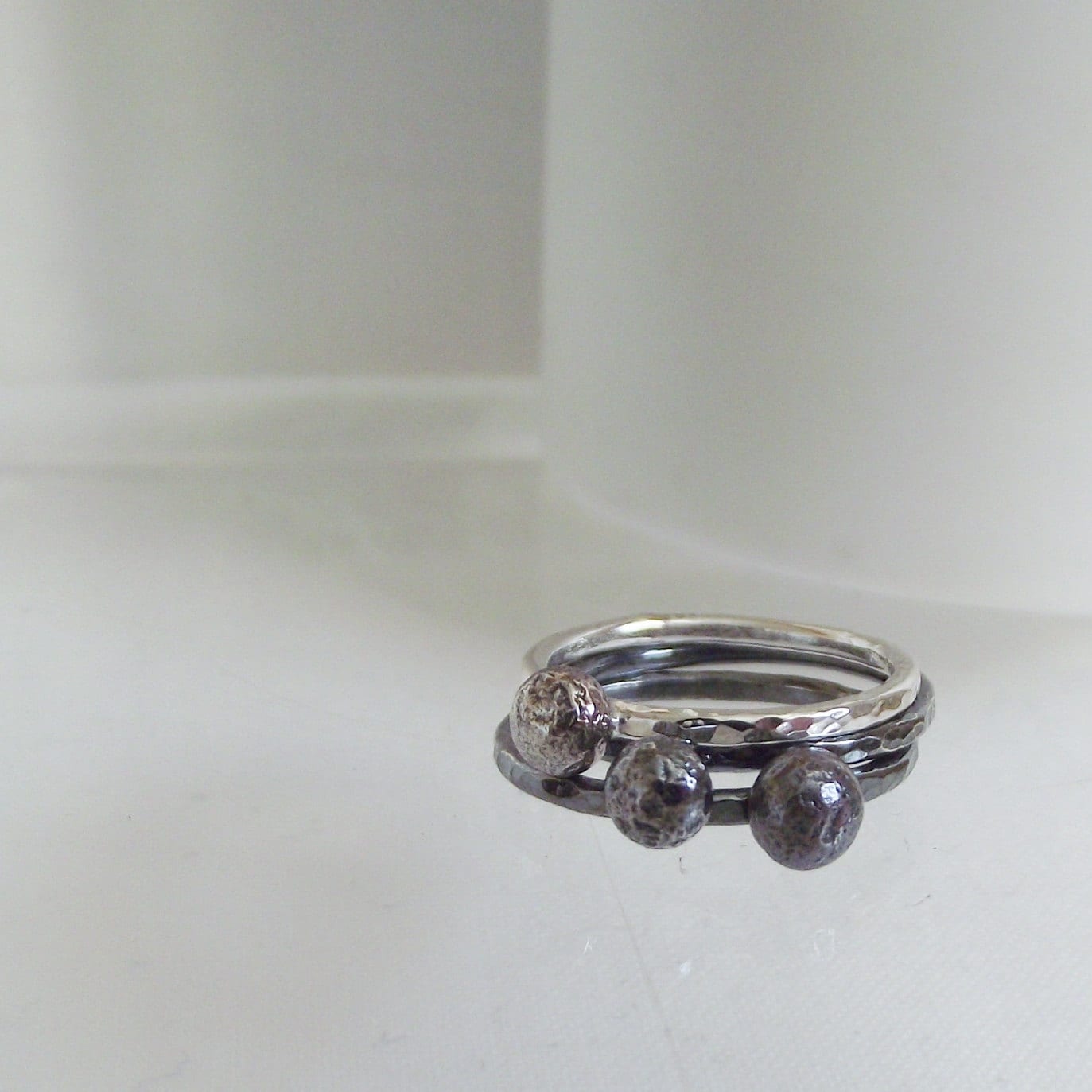 3 Wunderschöne Handgemachte Sterling Silber Hammerschlag Schwarz Oxidierte Kieselstein Ringe Einzigartig 3 Wunderschöne Handgemachte Sterling Silber Hammerschlag Schwarz Oxidierte Kieselstein Ringe Einzigartig von LittleBirdStudio22