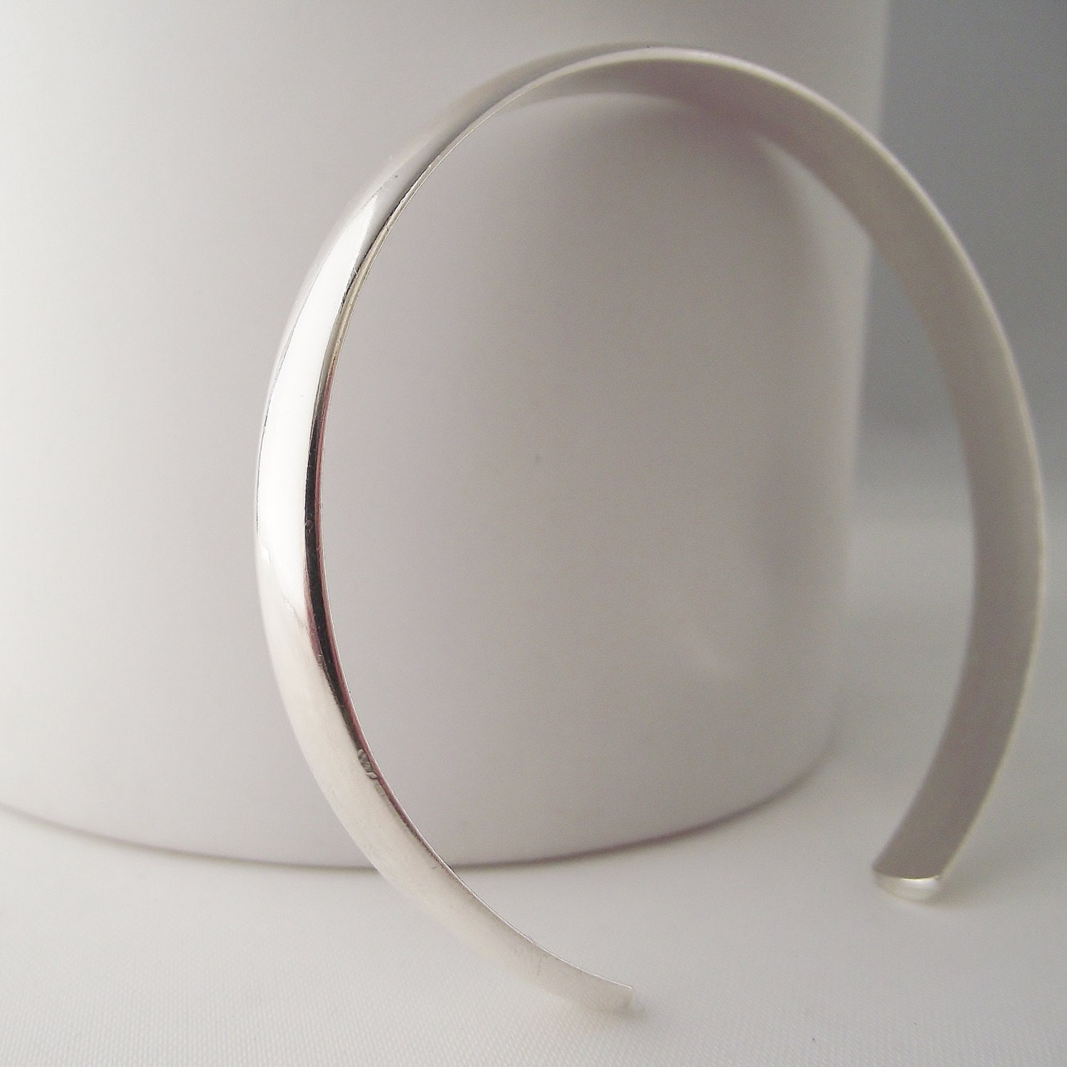 Atemberaubend Einfache Handgemachte Massive Sterling Silber Manschette Torque Armreif 6 Mm Breit Atemberaubend Einfache Handgemachte Massive Sterling Silber Manschette Torque Armreif 6 Mm Breit von LittleBirdStudio22