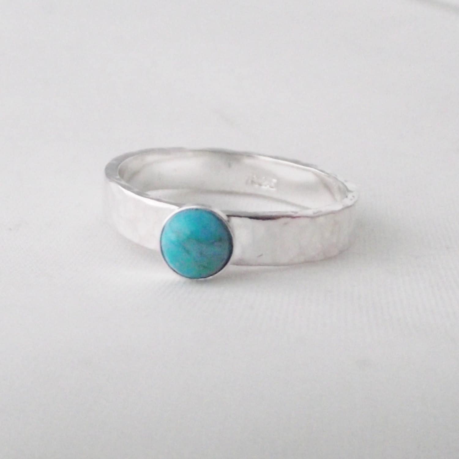 Atemberaubende Handgemachte Bezel Set Türkis Solid Sterling Silber Hammerschlag Ring Atemberaubende Handgemachte Bezel Set Türkis Solid Sterling Silber Hammerschlag Ring von LittleBirdStudio22