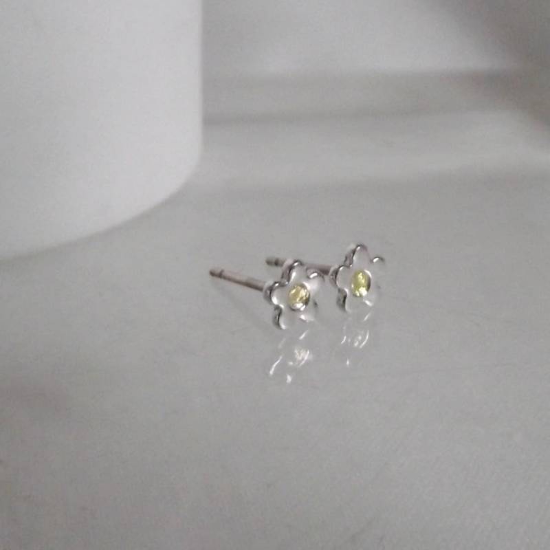 Atemberaubende Handgemachte Feinsilber Und 24 Karat Vergoldete Blumen Ohrstecker Atemberaubende Handgemachte Feinsilber Und 24 Karat Vergoldete Blumen Ohrstecker von LittleBirdStudio22
