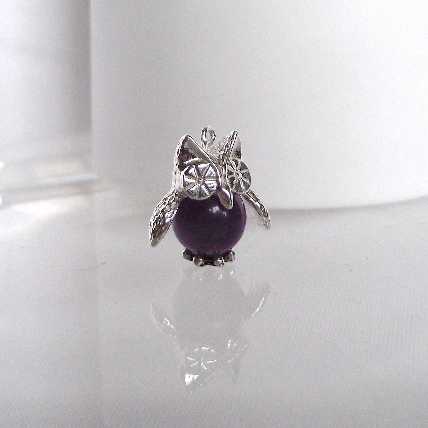 Bezaubernder Handgemachter Sterling Silber Und Amethyst Barney Owl Charm Anhänger Bezaubernder Handgemachter Sterling Silber Und Amethyst Barney Owl Charm Anhänger von LittleBirdStudio22