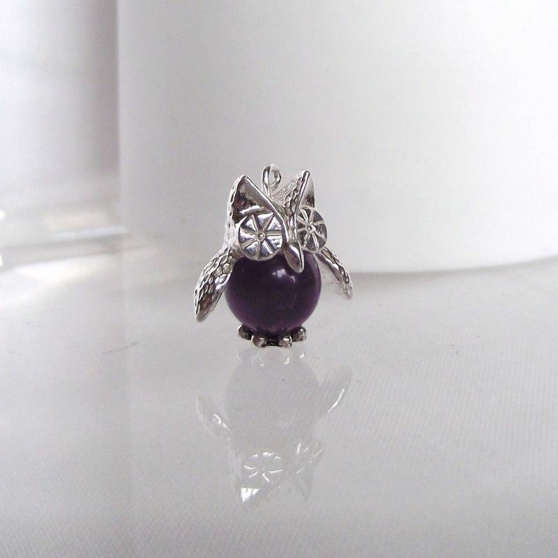 Bezaubernder Handgemachter Sterling Silber Und Amethyst Barney Owl Charm Anhänger Bezaubernder Handgemachter Sterling Silber Und Amethyst Barney Owl Charm Anhänger von LittleBirdStudio22