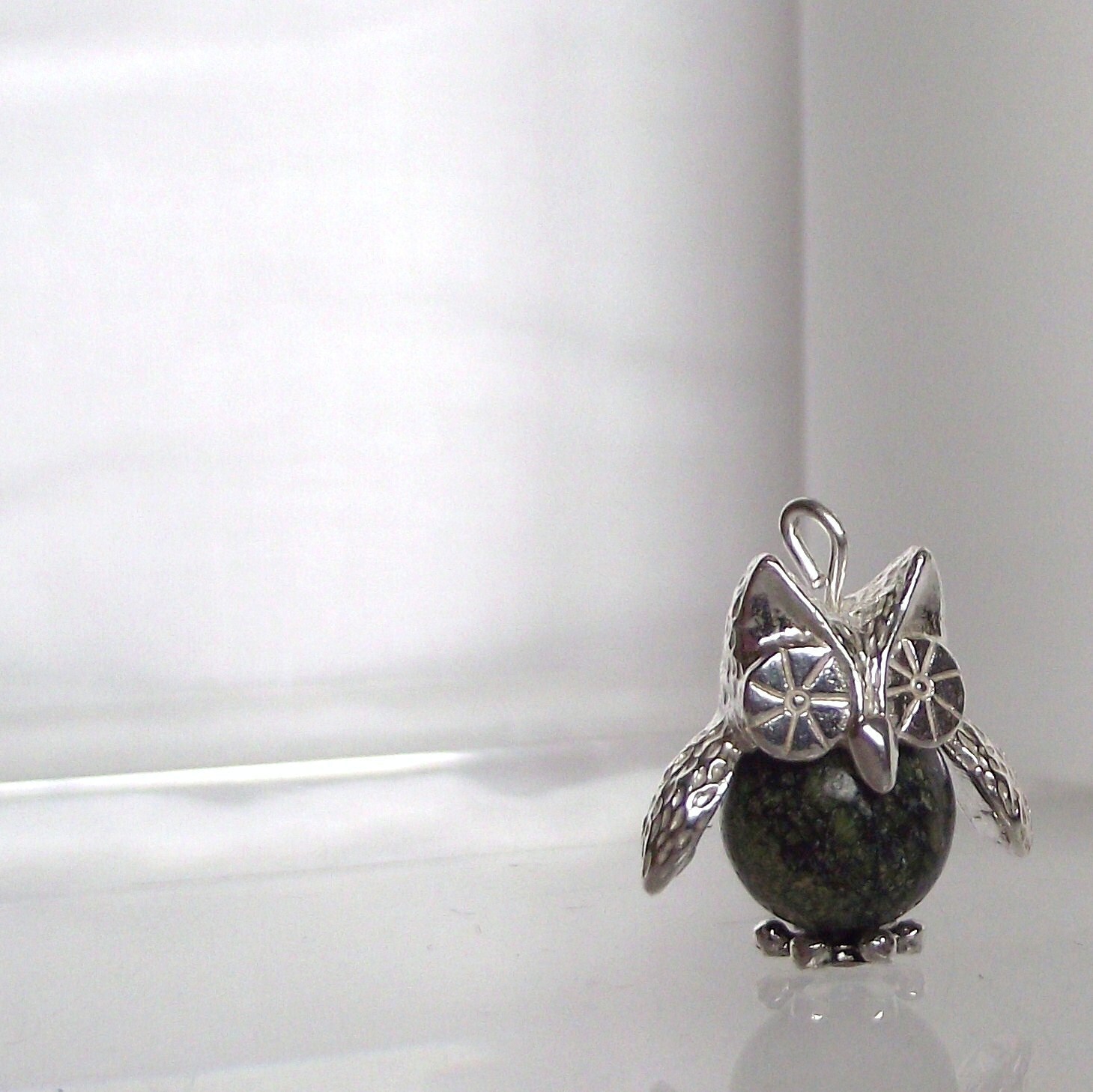 Bezaubernder Handgemachter Sterling Silber & Grüner Spitzenjaspis Barney Owl Charm Anhänger Bezaubernder Handgemachter Sterling Silber & Grüner Spitzenjaspis Barney Owl Charm Anhänger von LittleBirdStudio22