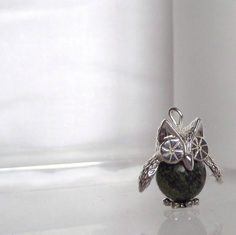 Bezaubernder Handgemachter Sterling Silber & Grüner Spitzenjaspis Barney Owl Charm Anhänger von LittleBirdStudio22