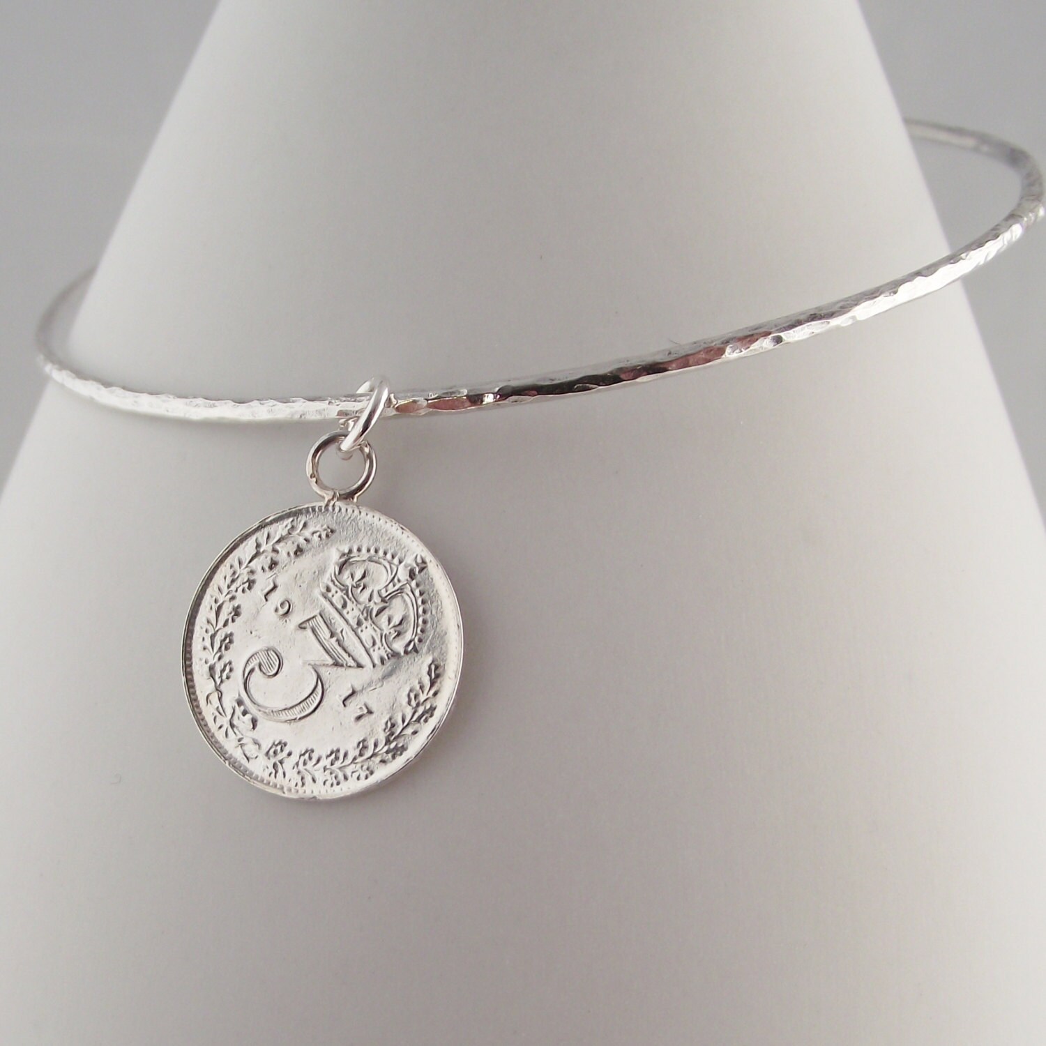 Handgemachte Celeb Style Münze Charm Skinny Armreif Sterling Silber Datiert 1917 Lucky Coin Handgemachte Celeb Style Münze Charm Skinny Armreif Sterling Silber Datiert 1917 Lucky Coin von LittleBirdStudio22