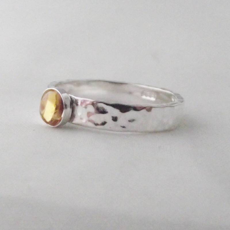 Handgemachte Citrin Sterling Silber Ring Band Gehämmert Finish Handgemachte Citrin Sterling Silber Ring Band Gehämmert Finish von LittleBirdStudio22