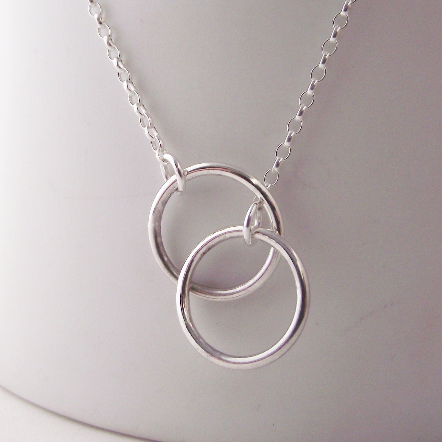 Handgemachte Solid Sterling Silber Kreise Anhänger Karma Freundschaft Lariat Halskette Handgemachte Solid Sterling Silber Kreise Anhänger Karma Freundschaft Lariat Halskette von LittleBirdStudio22