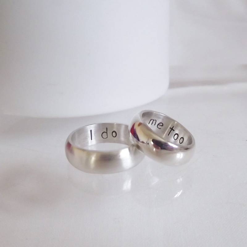 Handgemachte Sterling Silber Personalisierte "I Do, Me Too" Hand Gestempelt Gebogenes Ehering Set von LittleBirdStudio22