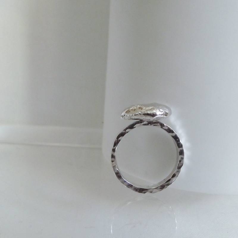 Handgemachter Kieselsteinring Aus Massivem Sterlingsilber Mit Hammerschlag-Finish Handgemachter Kieselsteinring Aus Massivem Sterlingsilber Mit Hammerschlag-Finish von LittleBirdStudio22