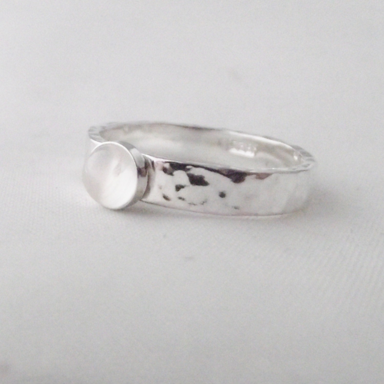 Handgemachter Mondstein Ring Aus Sterlingsilber Mit Hammerschlag-Finish Handgemachter Mondstein Ring Aus Sterlingsilber Mit Hammerschlag-Finish von LittleBirdStudio22