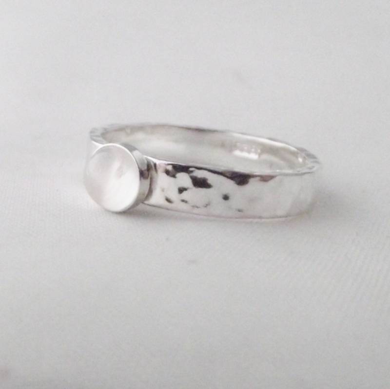 Handgemachter Mondstein Ring Aus Sterlingsilber Mit Hammerschlag-Finish Handgemachter Mondstein Ring Aus Sterlingsilber Mit Hammerschlag-Finish von LittleBirdStudio22