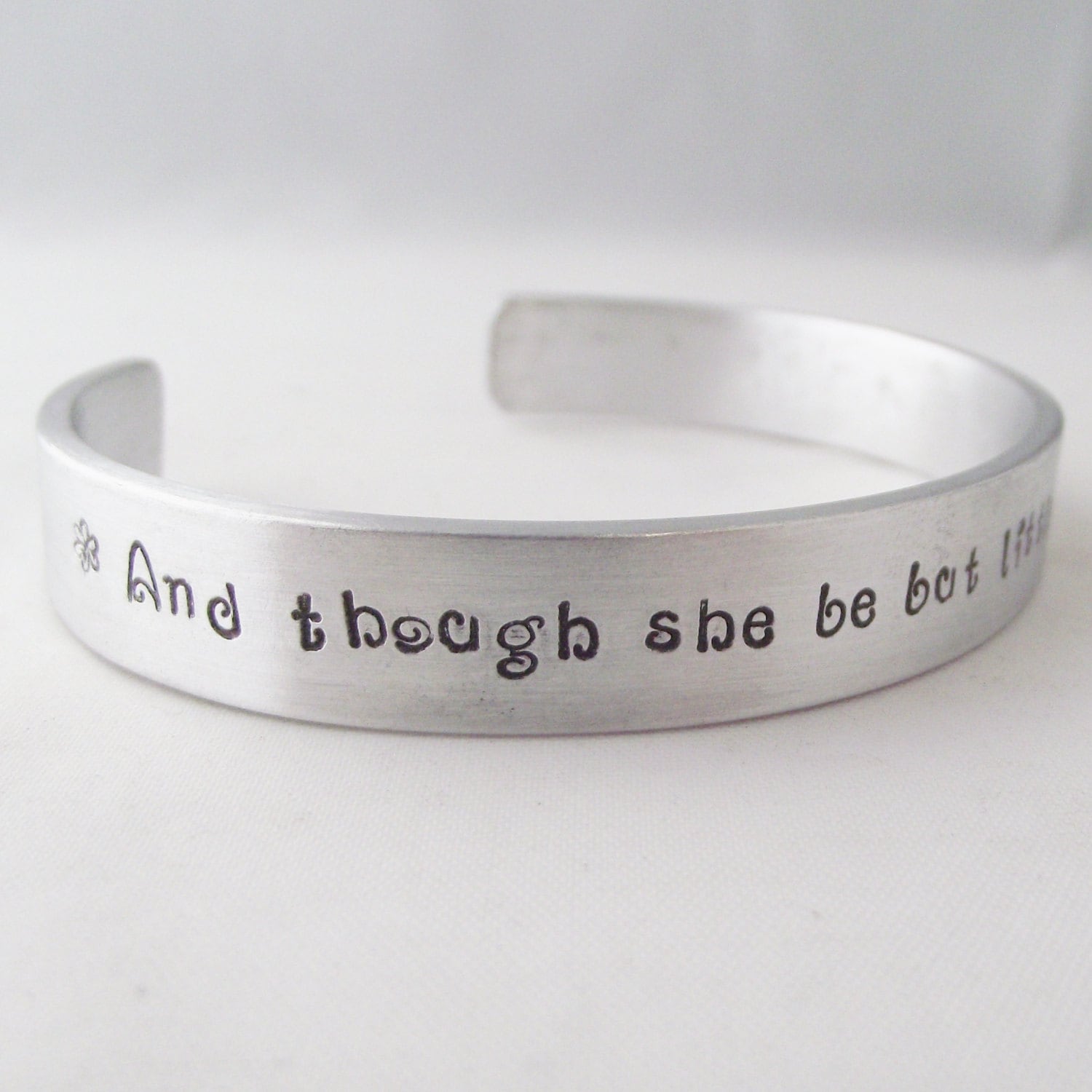 Wunderschöne Handgemachte Personalisierte ".. .she Ist Heftig" Aluminium-Anweisung Armreif Wunderschöne Handgemachte Personalisierte ".. .she Ist Heftig" Aluminium-Anweisung Armreif von LittleBirdStudio22