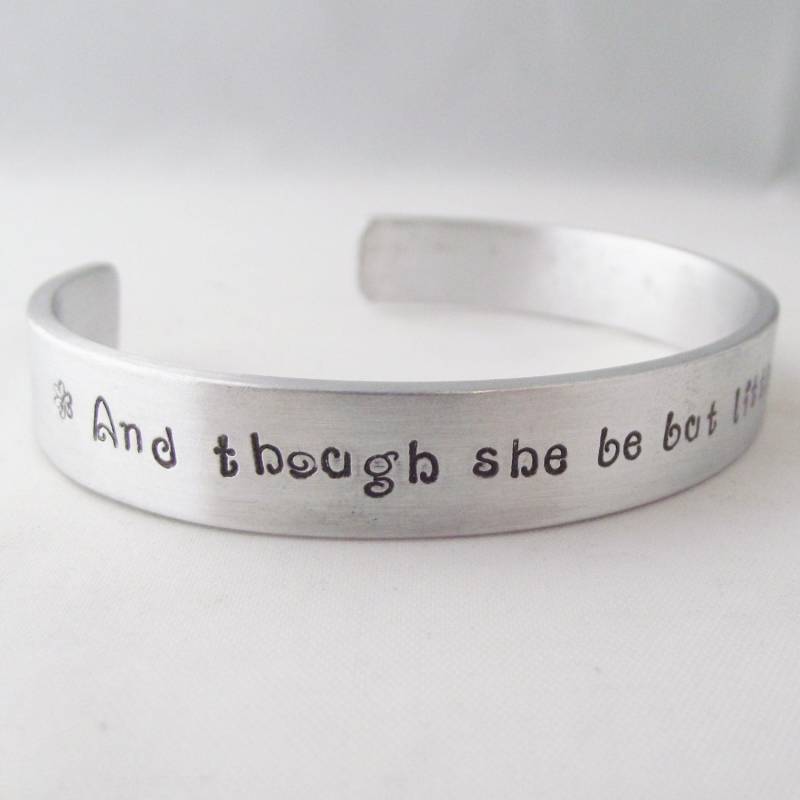 Wunderschöne Handgemachte Personalisierte ".. .she Ist Heftig" Aluminium-Anweisung Armreif Wunderschöne Handgemachte Personalisierte ".. .she Ist Heftig" Aluminium-Anweisung Armreif von LittleBirdStudio22
