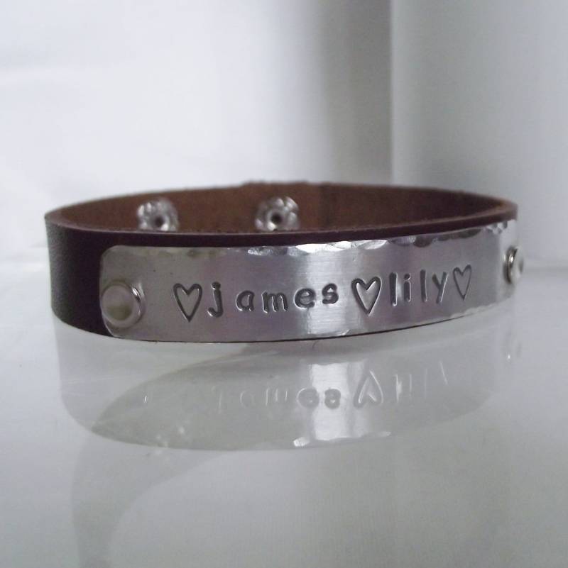 Wunderschöne Handgemachte Personalisierte "Name, Datum, Zitat" Leder Statement Armreif Wunderschöne Handgemachte Personalisierte "Name, Datum, Zitat" Leder Statement Armreif von LittleBirdStudio22