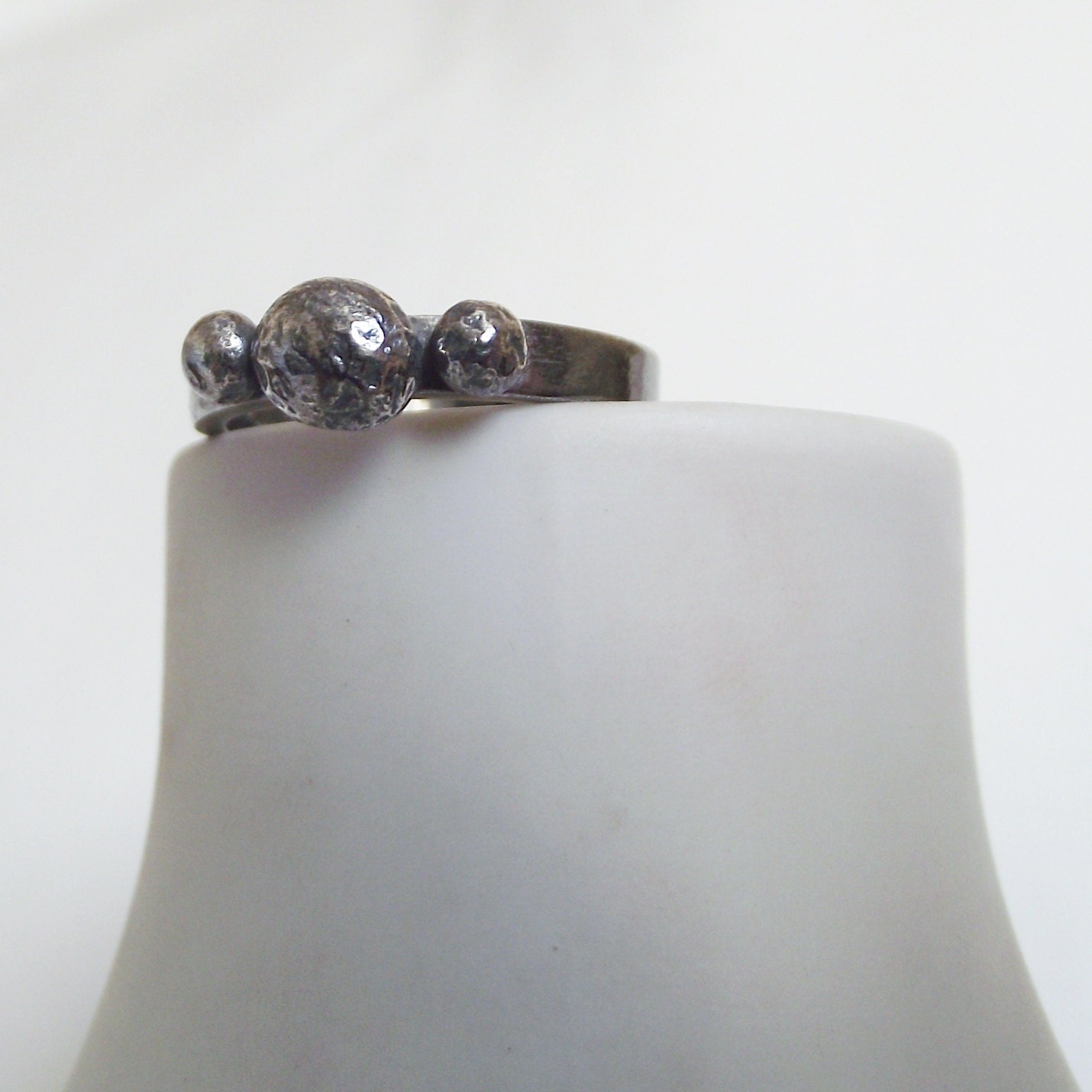Wunderschöne Handgemachter Sterling Silber Schwarz Oxidiert Dreifach Kieselstein Ring Einzigartige Wunderschöne Handgemachter Sterling Silber Schwarz Oxidiert Dreifach Kieselstein Ring Einzigartige von LittleBirdStudio22