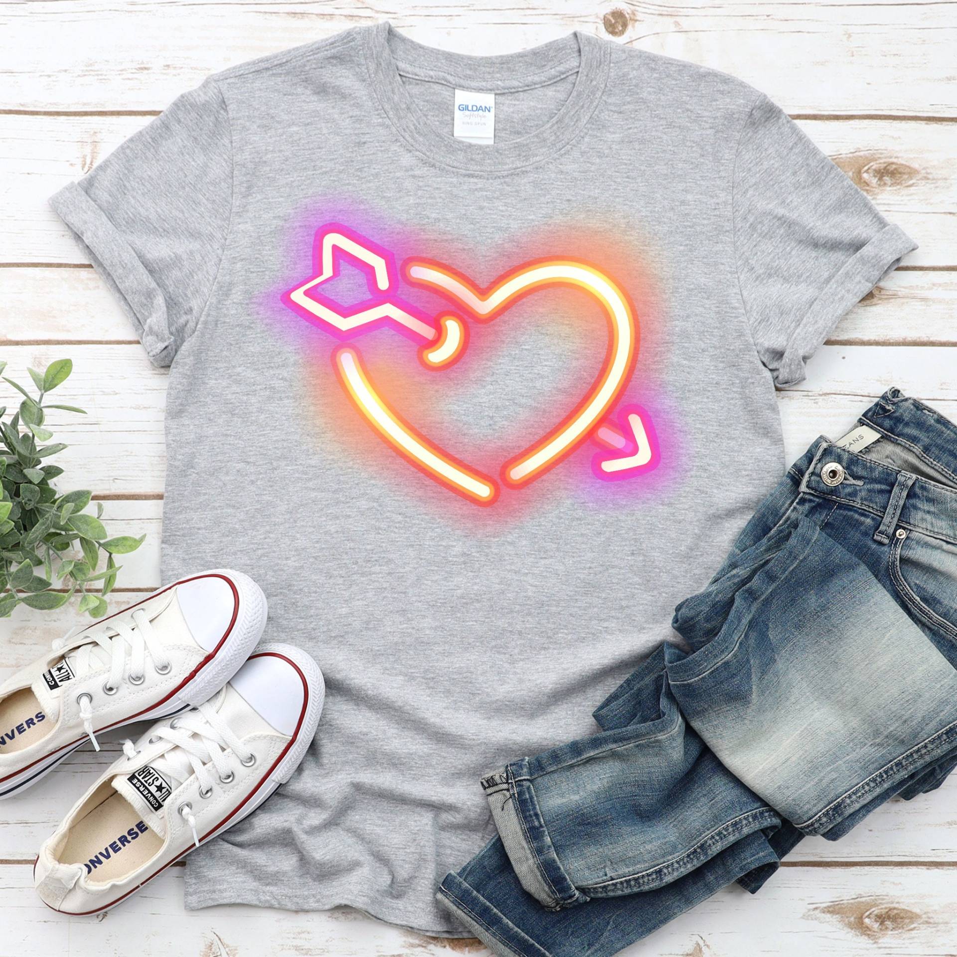 Amor Pfeil Neon Shirt, T-Shirt, Ich Liebe Dich T-Shirt, Herz-Shirt, Geschenk Für Sie, Lichter, Neon-T-Shirt, Trendige T-Shirt, Frauen von LittleBirdsStudioUSA